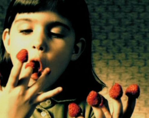 Fillette dans le film Amélie Poulain qui mange les framboise sur le bout de ses doigts
